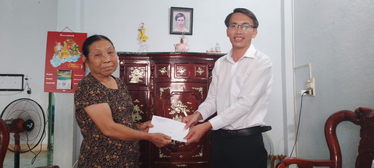TUV – Trưởng ban tuyên giáo - Giám đốc Trung tâm chính trị Thị xã Phuớc Long thăm, tặng quà cho gia đình chính sách, người có công trên địa bàn Phường Long Phước.
