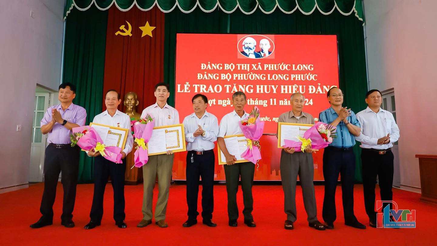 TRAO TẶNG HUY HIỆU ĐẢNG ĐỢT 07 THÁNG 11 NĂM 2024